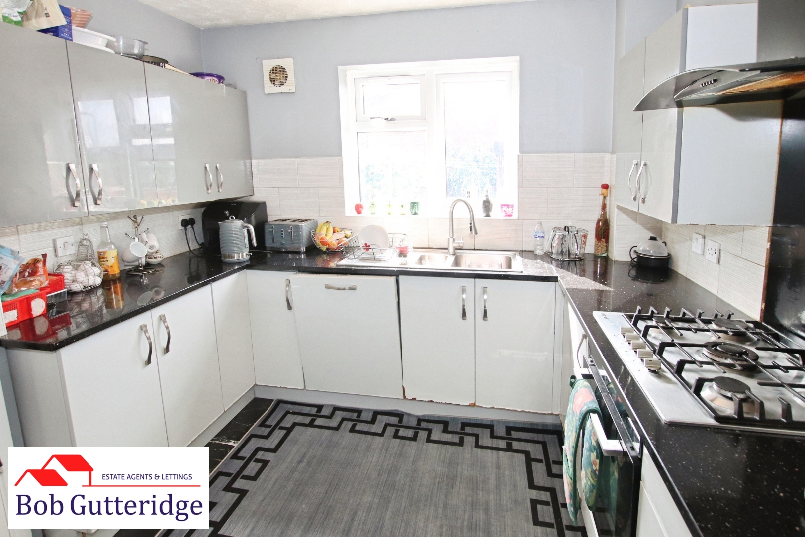 FITTED KITCHEN